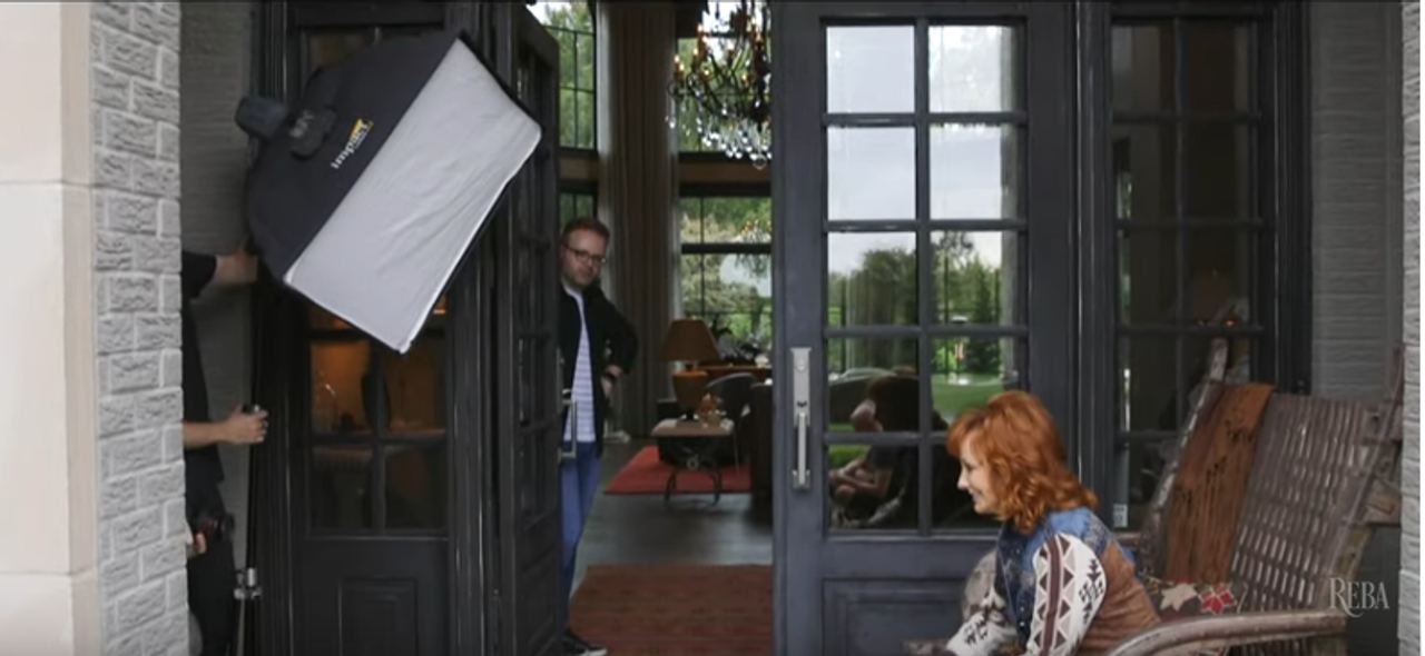 Reba McEntire in her mansion in Nashville, from a video dated November 20, 2020. | Source: YouTube/RebaMcEntire