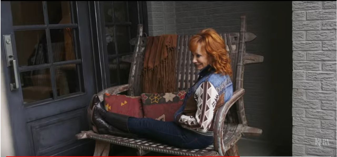 Reba McEntire in her mansion in Nashville, from a video dated November 20, 2020. | Source: YouTube/RebaMcEntire