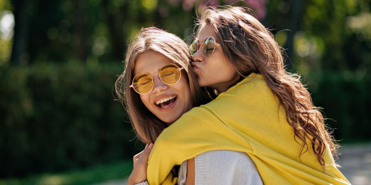 Two happy teenage girls | Source: Magnific