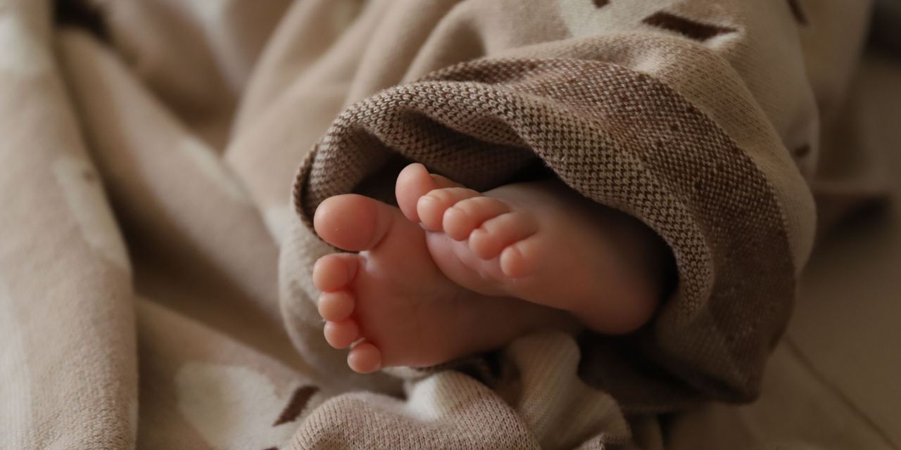 A baby wrapped in a soft, cozy blanket | Source: Pexels