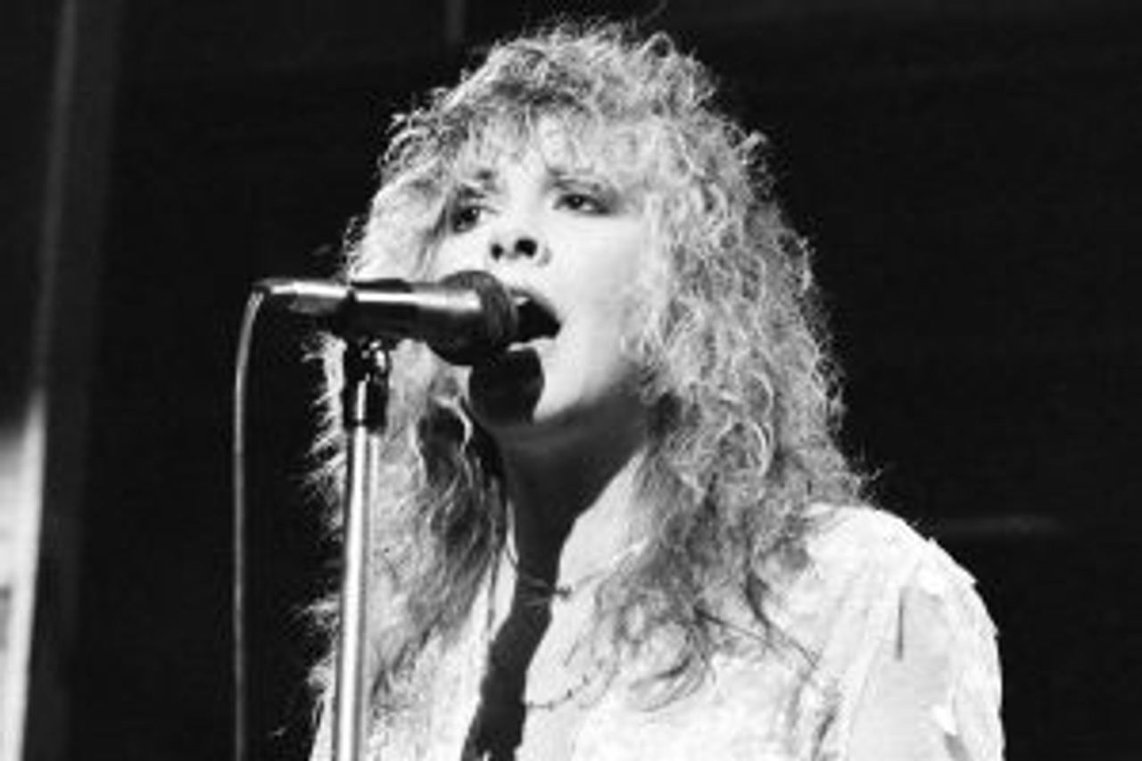Stevie Nicks’ “Edge of Seventeen” Soars as a Symbol of Loss, Power, and Rock Identity in 1981