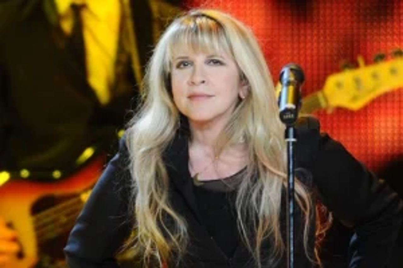 Stevie Nicks’ “Edge of Seventeen” Soars as a Symbol of Loss, Power, and Rock Identity in 1981