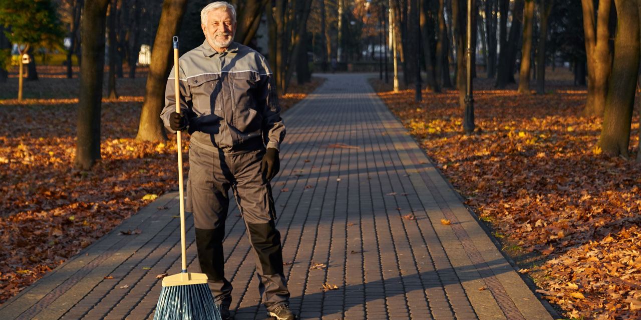 A man holding a broom | Source: Magnific