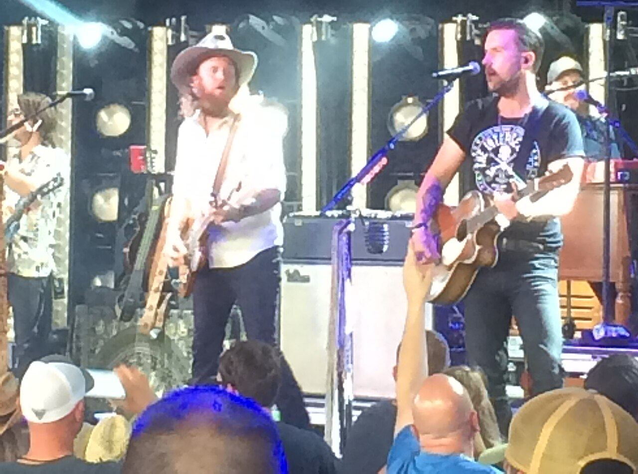 Brothers Osborne (cropped)