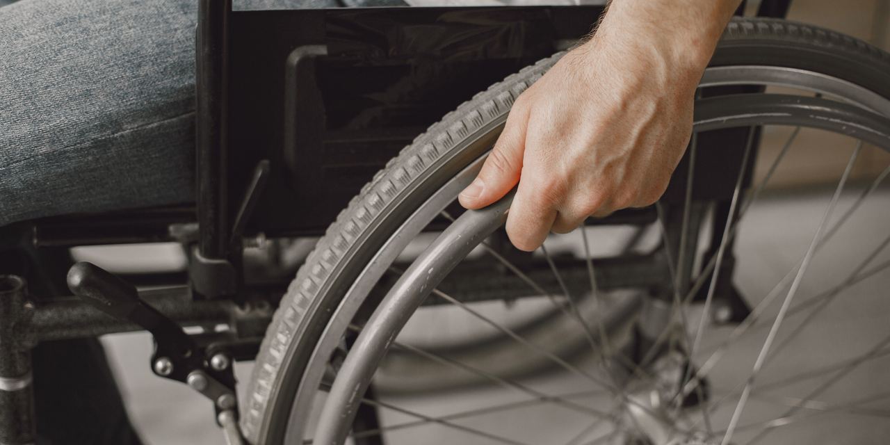 A man in a wheelchair | Source: Pexels