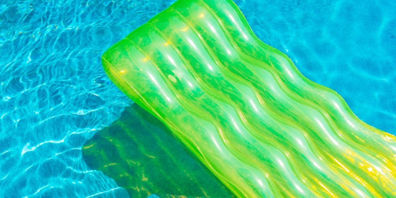 A float in a swimming pool | Source: Magnific
