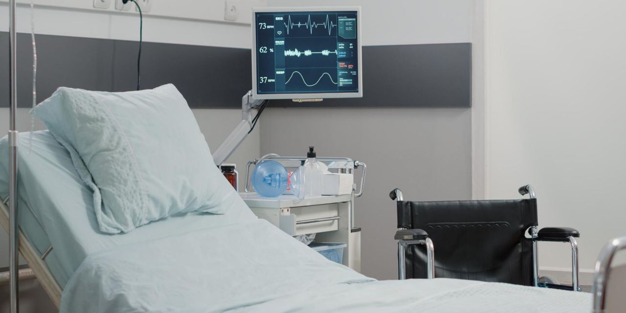 A bed and medical equipment in a hospital room | Source: Freepik