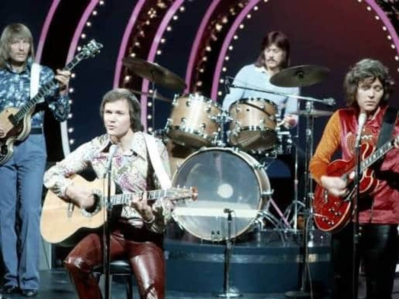 This song once quietly took over the charts in the early 1970s, yet today only a few still remember the feeling it carri