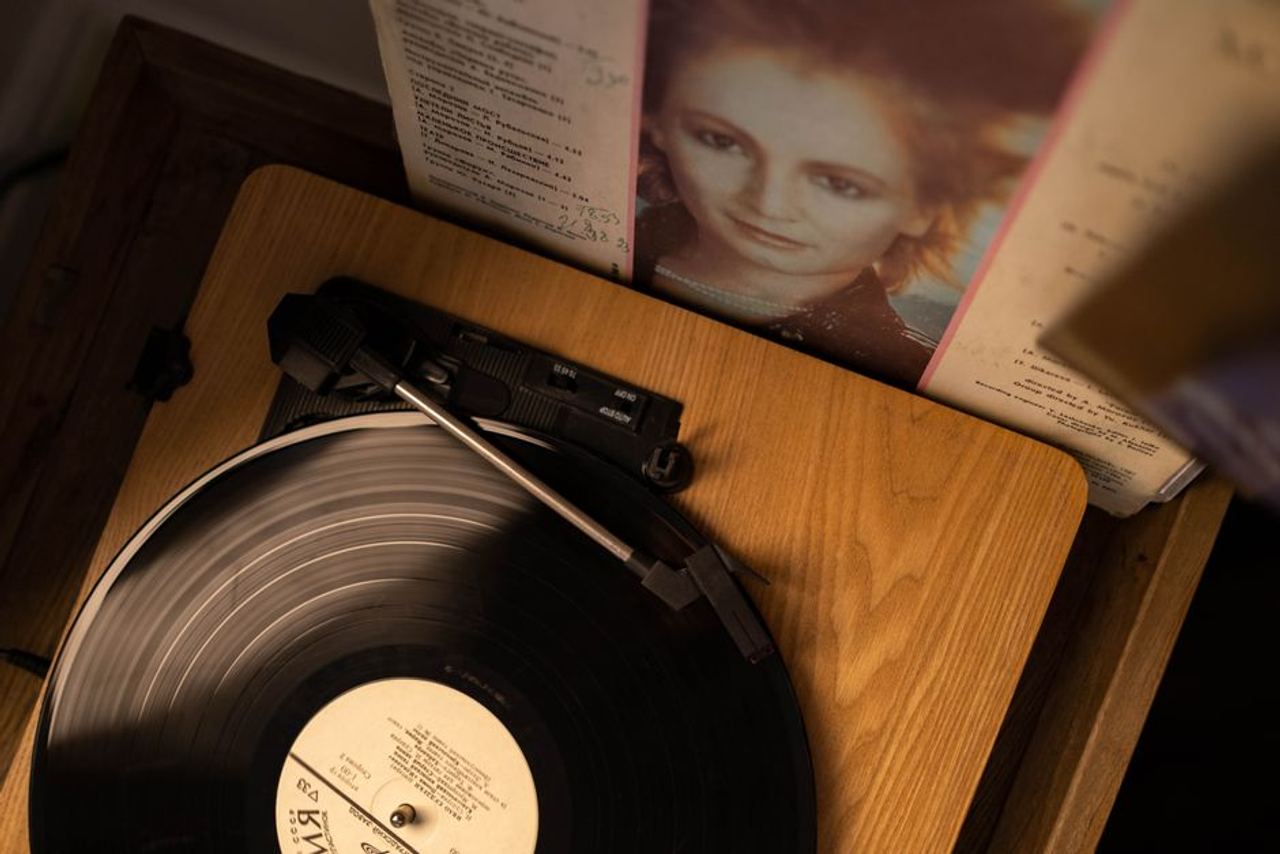 Top view of a vintage turntable spinning a vinyl record, evoking nostalgia and retro vibes.