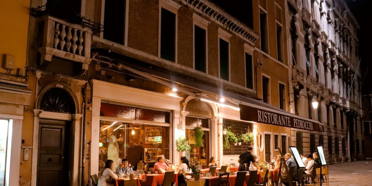The exterior of a restaurant | Source: Pexels