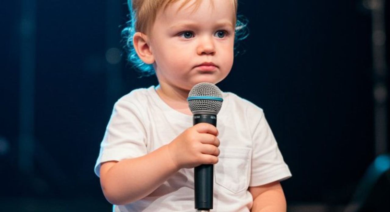 You wont believe your eyes, The second this young boy opened his mouth to sing, the entire arena fell silent, then, with
