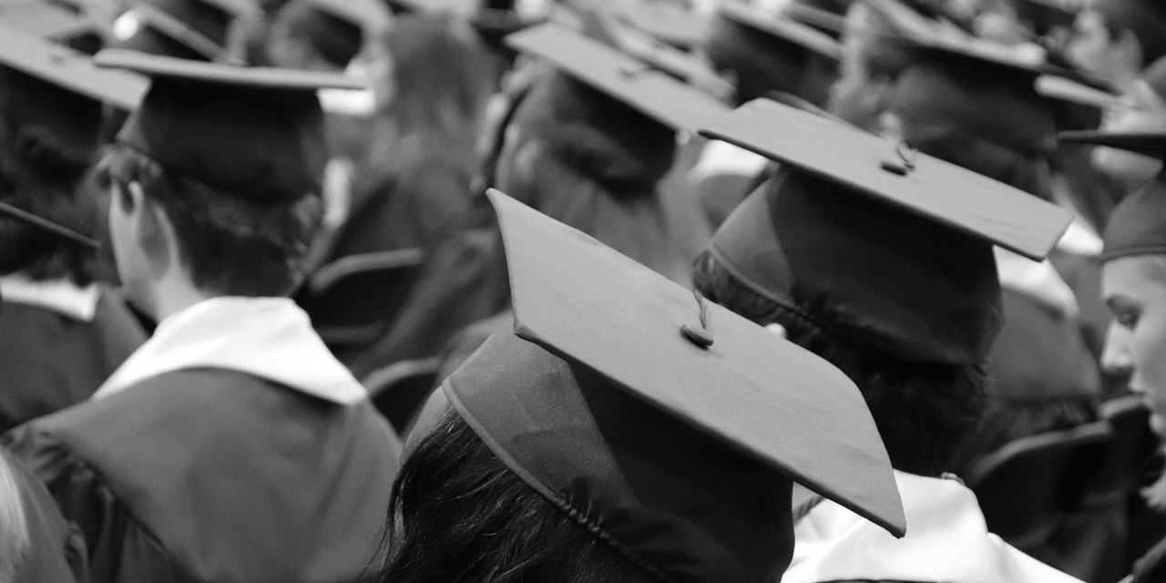 Students wearing graduation attire | Source: Pixabay