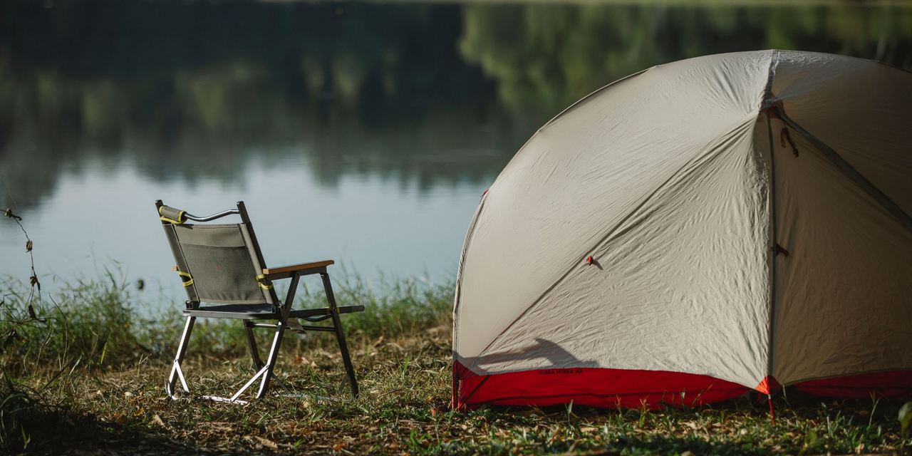 A campsite by the river | Source: Pexels