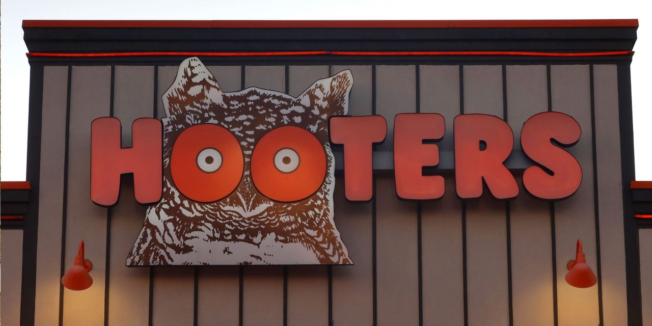 The facade of a Hooters restaurant | Source: Getty Images