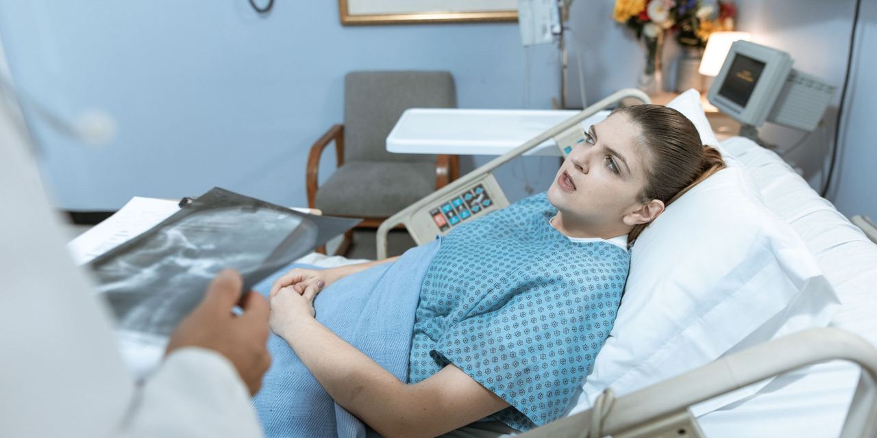 A woman lying on a hospital bed | Source: Pexels