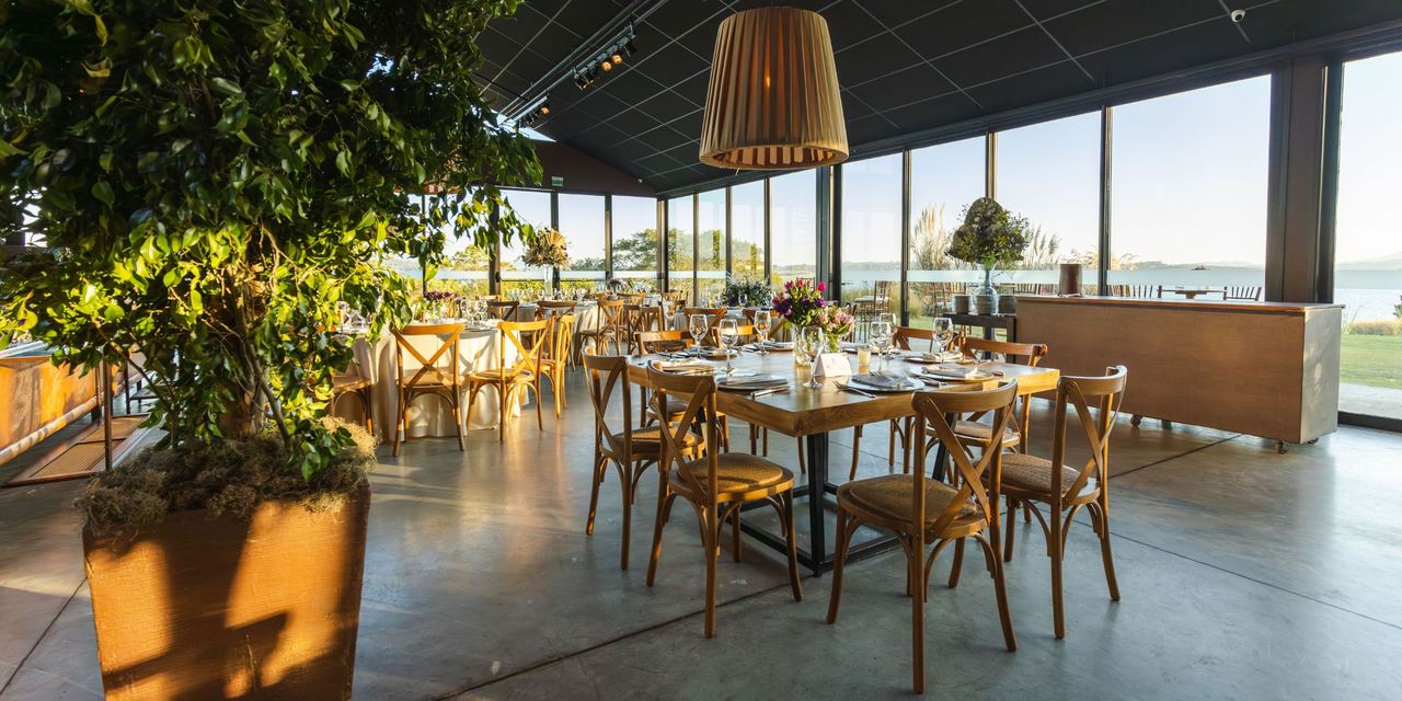 The interior of a restaurant | Source: Pexels