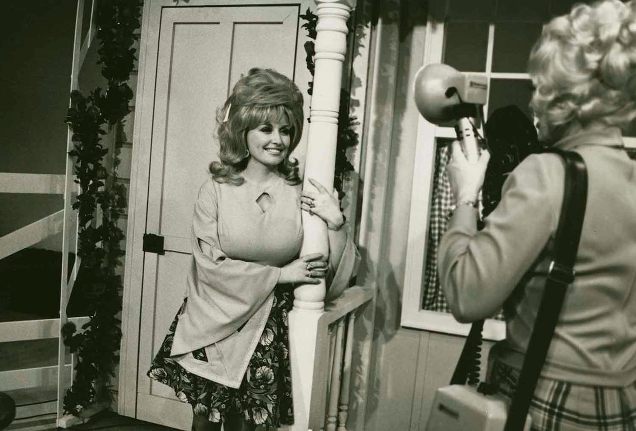 Dolly Parton on the set of The Porter Wagoner Show, 1972. Photo: Hope Powell / Country Music Hall of Fame and Museum.