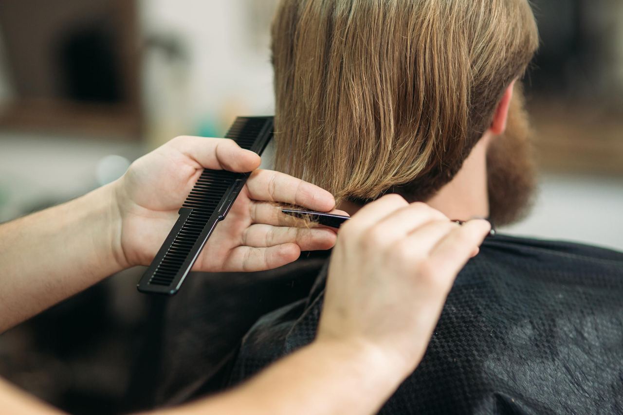 A person getting a haircut | Source: Shutterstock