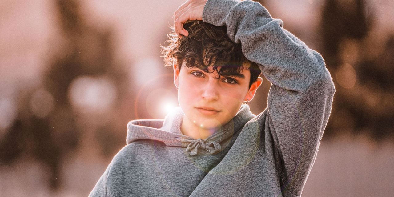 Young person in a gray hoodie standing outdoors | Source: Pexels