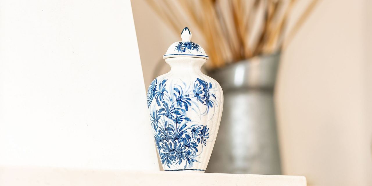 A vase | Source: Pexels