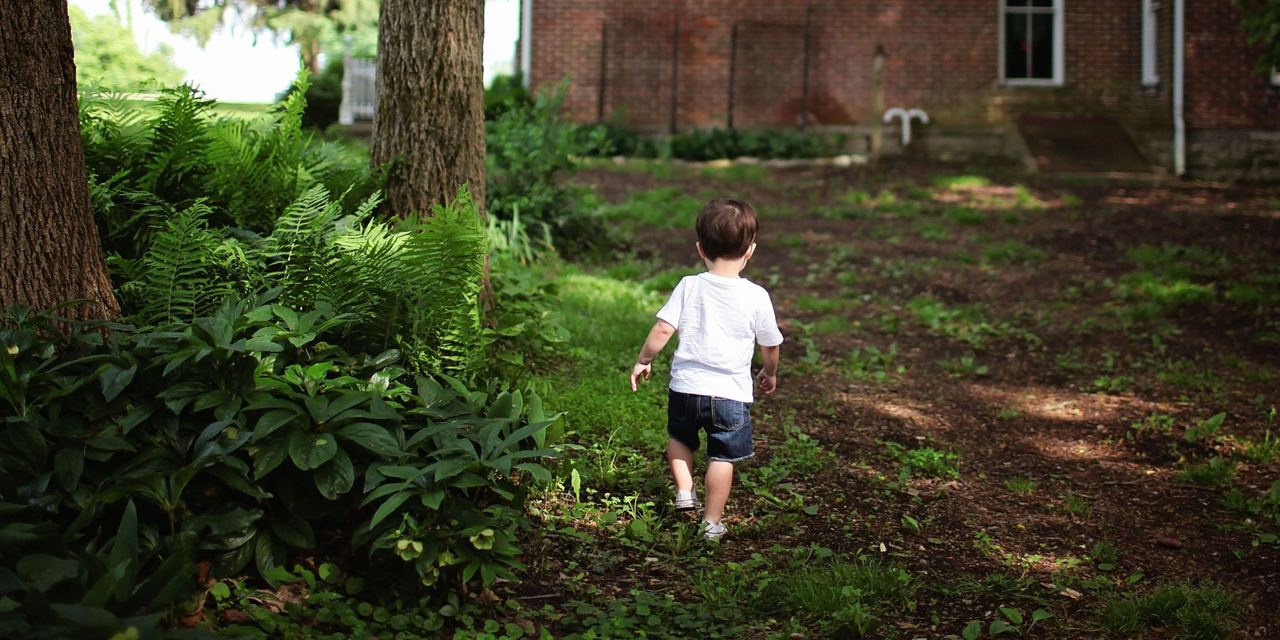 A child wandering outside a family home | Source: Pexels