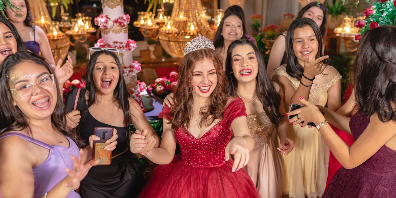 Laughing teenage girls | Source: Pexels