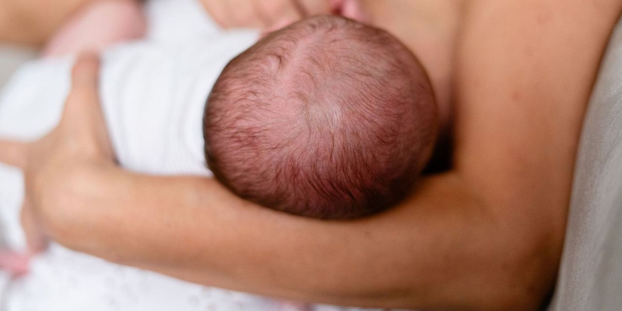 Mother nursing her newborn baby | Source: Pexels