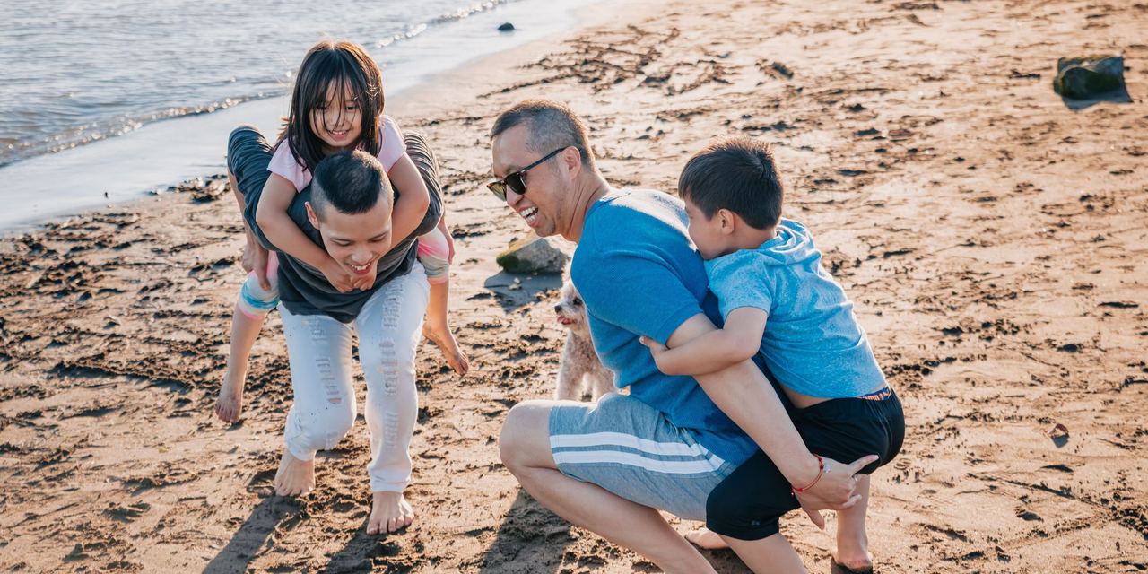 A man and his children at the beach | Source: Pexels