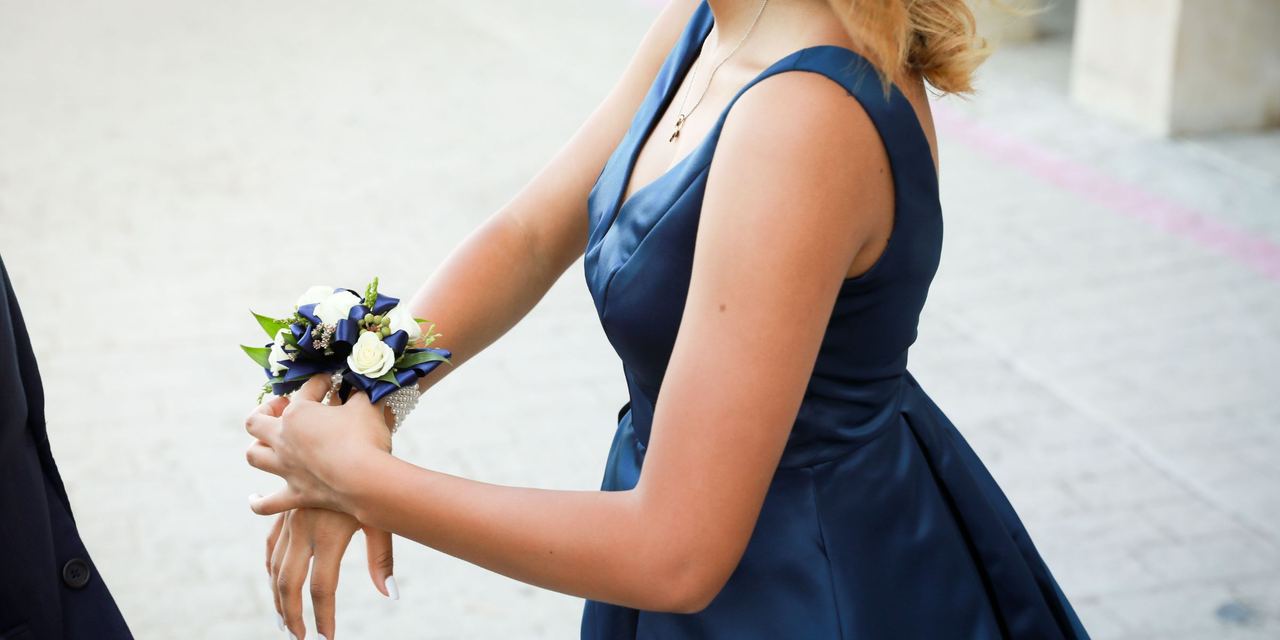 A young woman wearing a blue dress | Source: Pexels