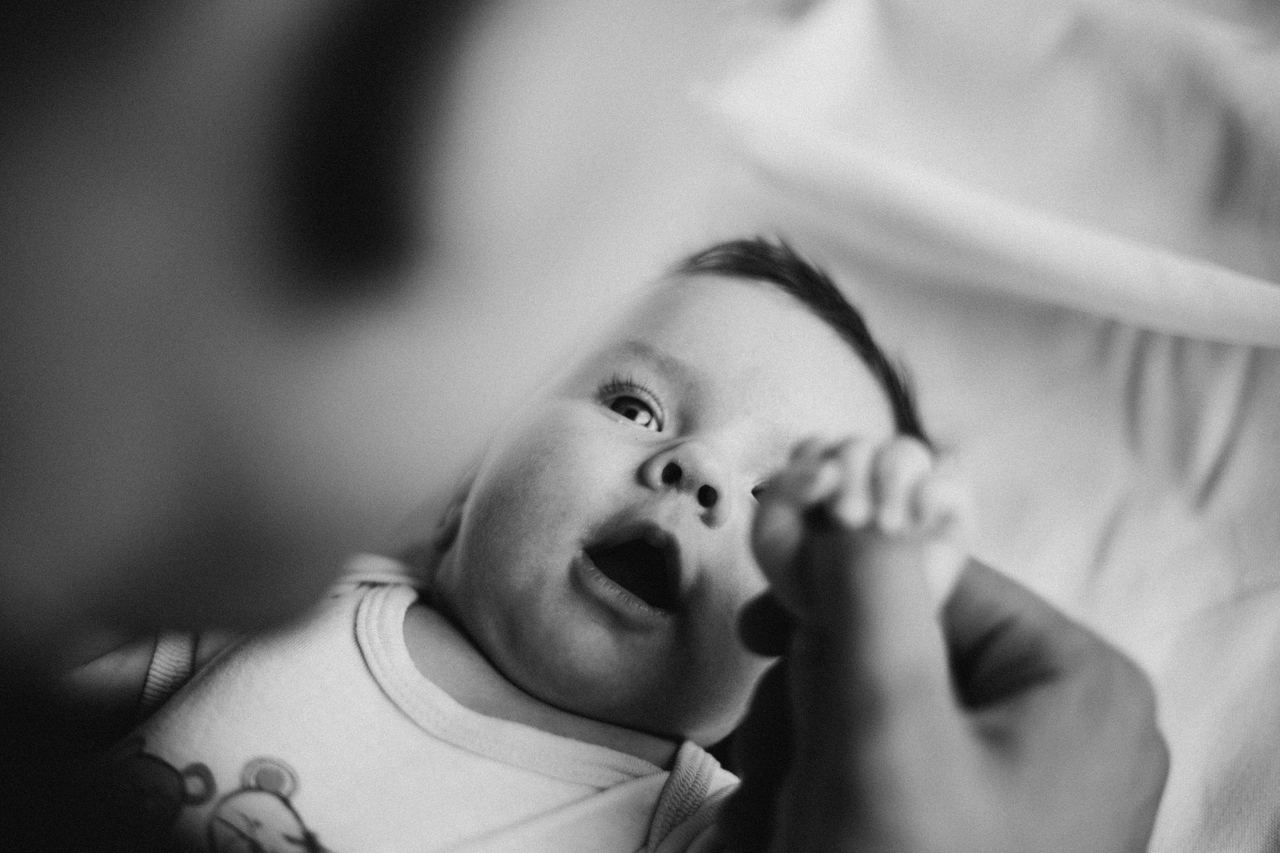 A person holding a baby's hand | Source: Pexels