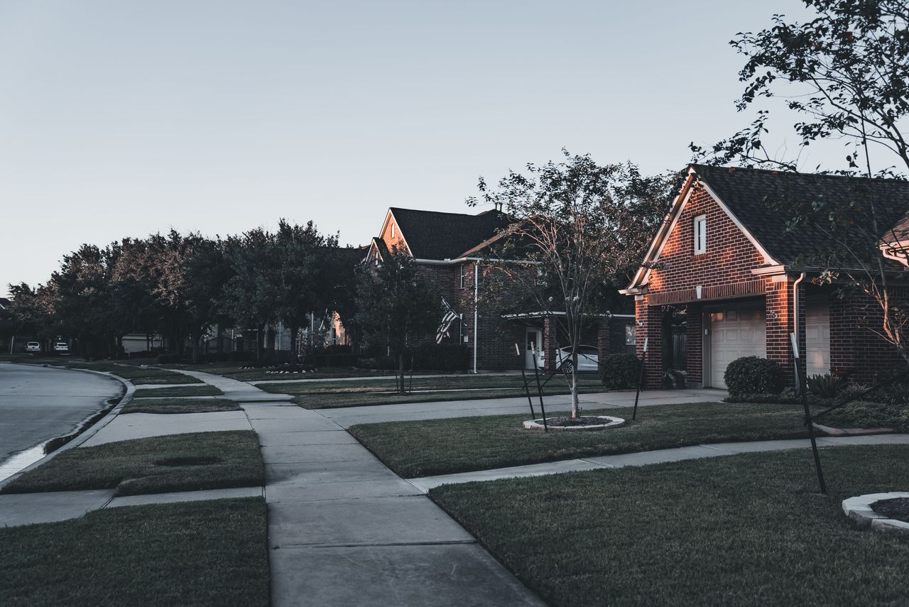 A quiet neighborhood | Source: Pexels