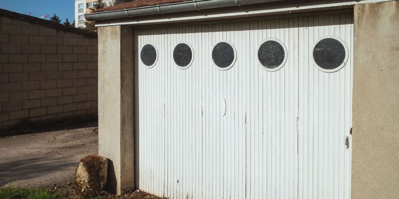 The exterior of a garage | Source: Pexels