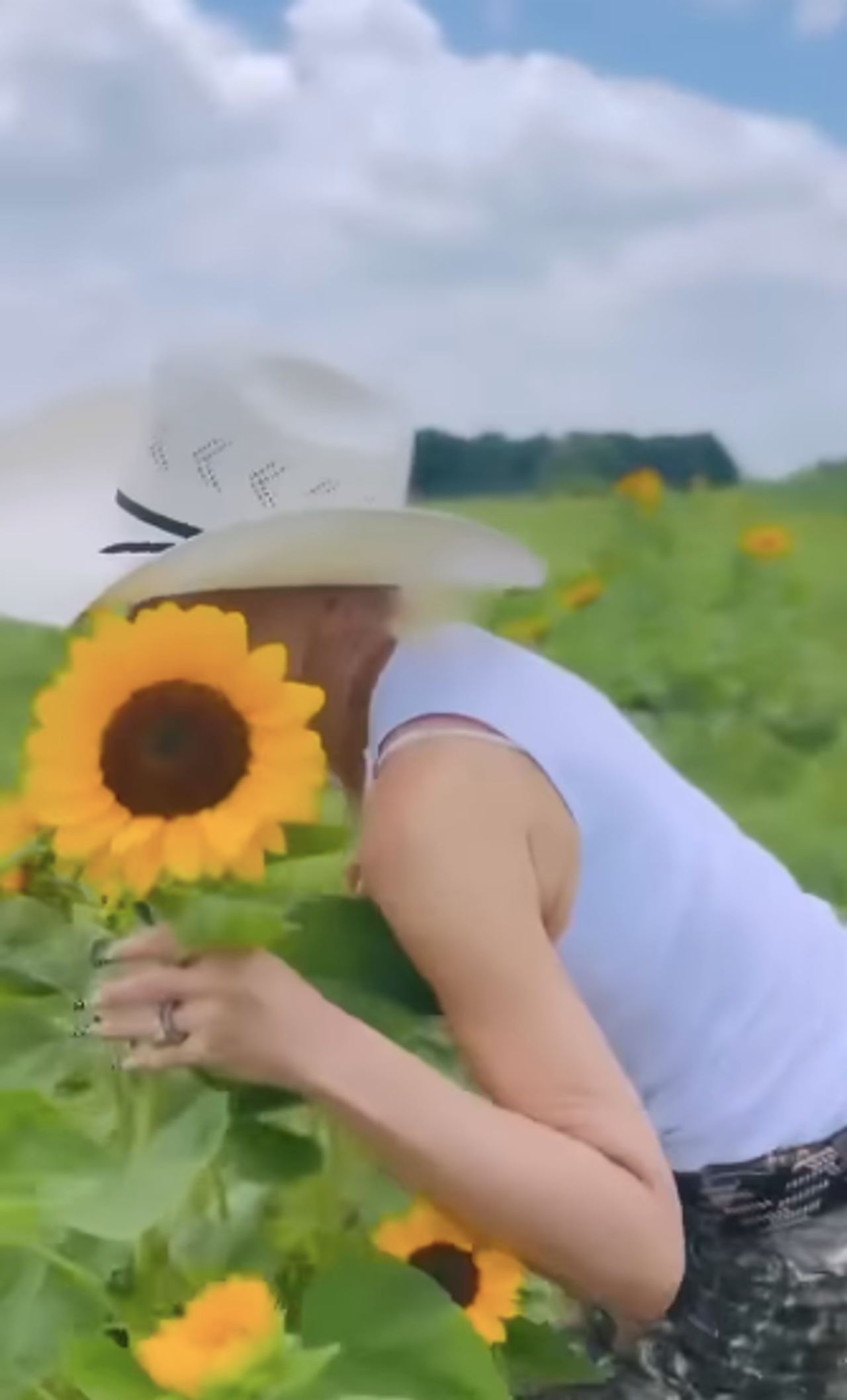 Stefani's connection to Oklahoma appears to have grown well beyond simply spending time at Shelton's ranch. She has described arriving there and feeling that she was finally where she was "supposed to be." | Source: Instagram/gwenstefani