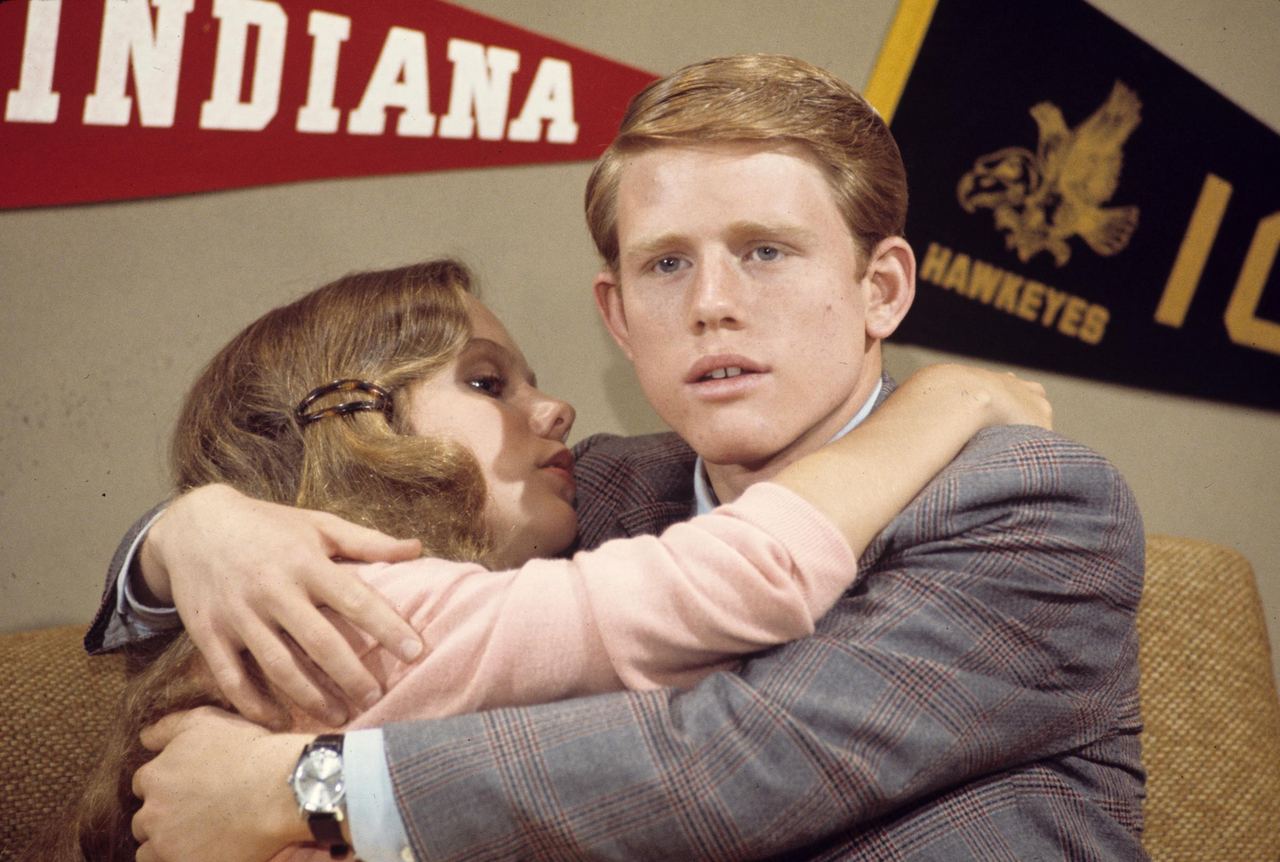 Clinging closely to Ron Howard's Richie Cunningham for the June 19, 1974 "Happy Days" episode "Richie Moves Out", an 18-year-old Linda Purl displayed the unmistakable bloom of late-adolescent freshness. Her soft, rounded cheek and delicate side profile were accented by a pastel pink sweater and long, honey-brown waves pinned neatly back with a tortoiseshell hair clip. | Source: Getty Images