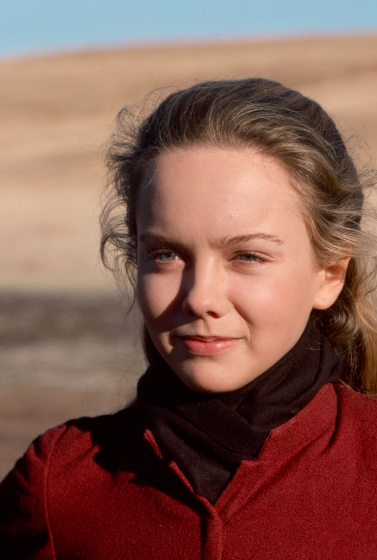 Harsh desert sunlight highlighted 22-year-old Linda Purl’s smooth complexion and gentle features while filming the ABC television series "The Young Pioneers" at Empire Ranch in Sonoita, Arizona, in 1978. Bundled in a rustic crimson coat layered over a black high-neck collar, her soft jawline and wind-swept light-brown hair preserved the delicate innocence of her early-career screen presence. | Source: Getty Images
