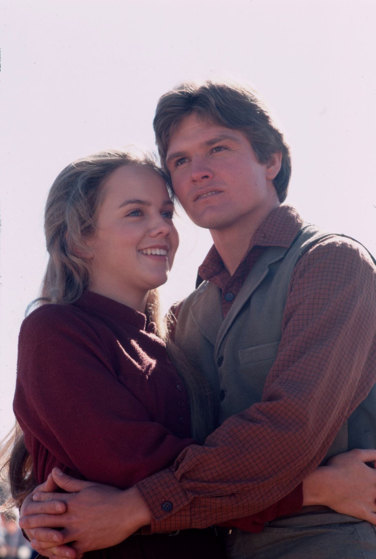 Embracing co-star Roger Kern against the vast Arizona sky, 22-year-old Linda Purl beamed with youthful optimism while filming the 1978 television series "The Young Pioneers" at Empire Ranch in Sonoita. Dressed in a frontier-style maroon blouse, her round cheeks and bright smile captured the tender, dewy-eyed charm that defined her roles in the late 1970s. | Source: Getty Images