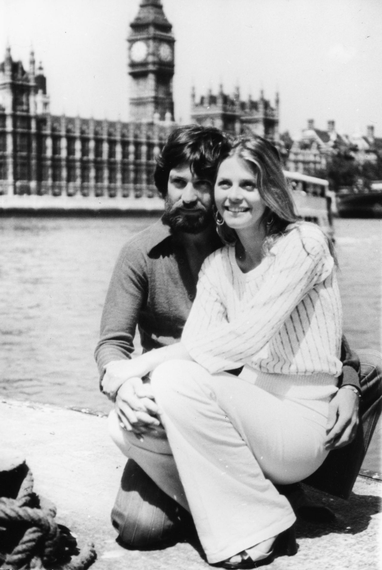 Michael Brandon and Lindsay Wagner posing on the bank of the River Thames, in London, England, to promote her show "The Bionic Woman" on June 9, 1976 | Source: Getty Images