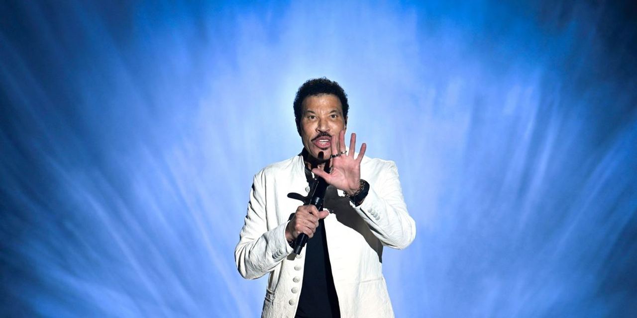 Lionel Richie, 77, Commanded the Stage in a Yellow Jacket Hours Before His St. Louis Hospital Visit — Photos