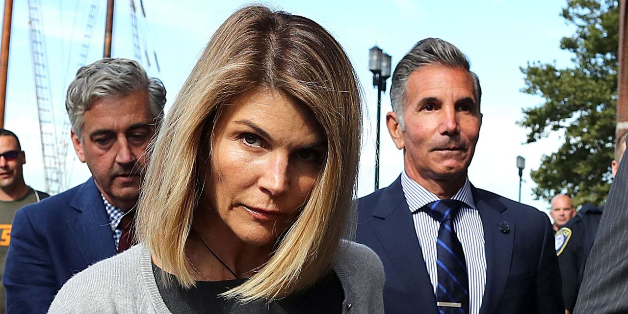 Lori Loughlin and Mossimo Giannulli | Source: Getty Images
