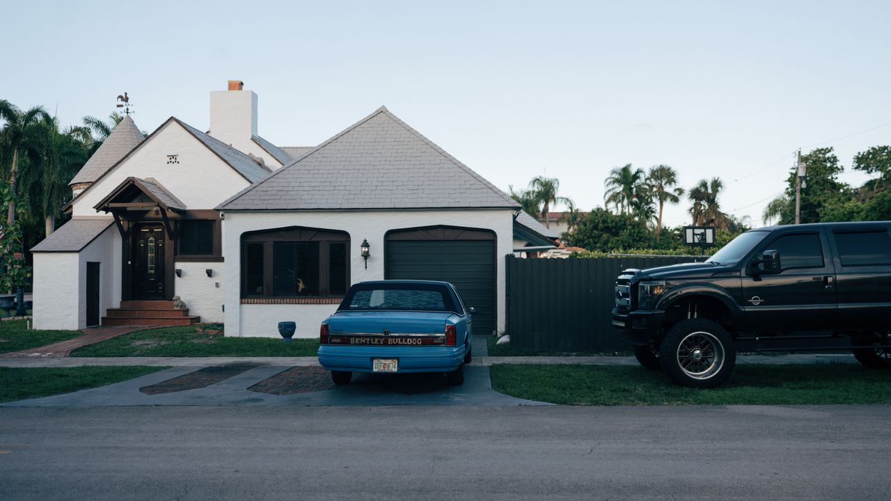 A country house with a parked classic Bentley Bulldog and a modern truck | Source: Pexels