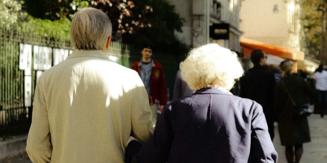 An older couple walking | Source: Pexels