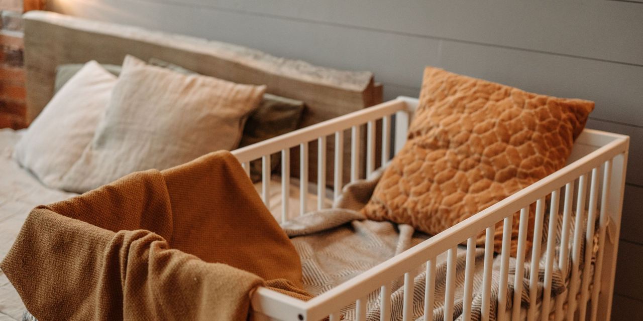 A cozy bedroom with a white crib | Source: Pexels