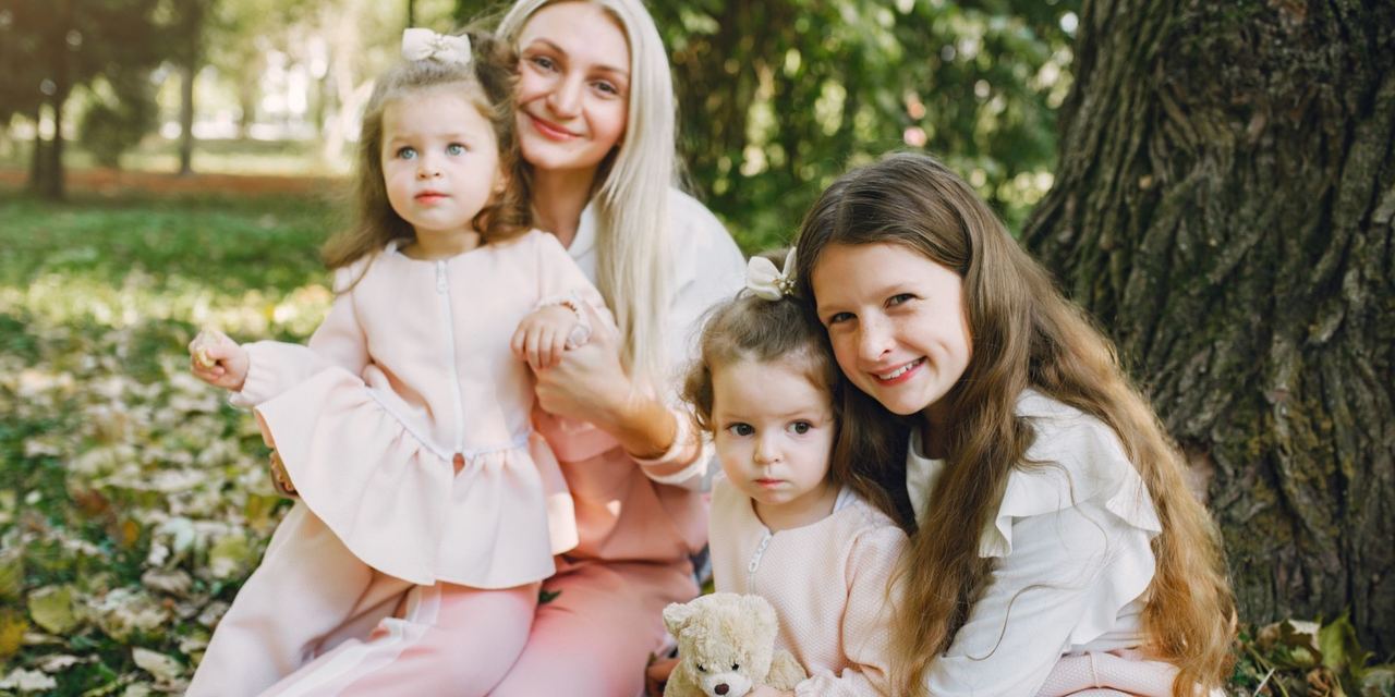 A woman and her daughters | Source: Magnific