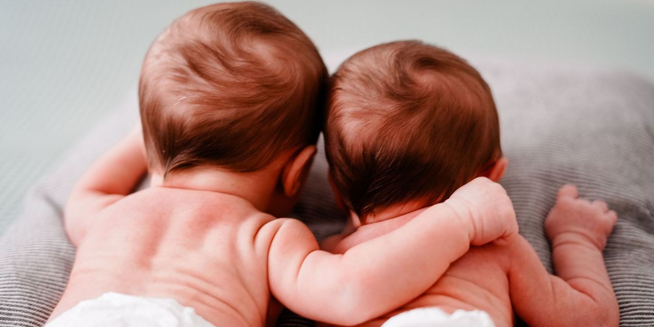 Newborn twins doing tummy time | Source: Pexels
