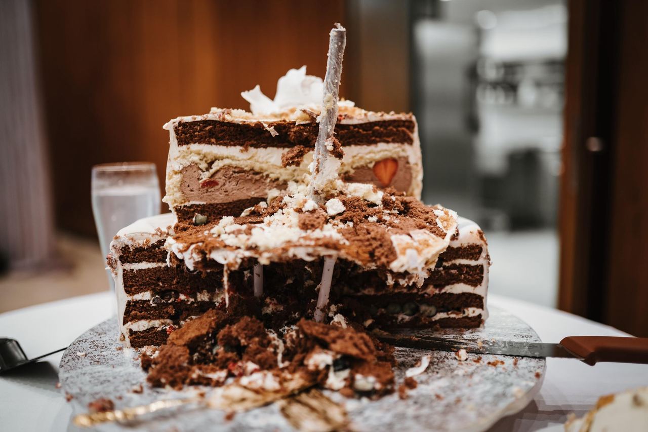 A half-eaten chocolate cake | Source: Shutterstock