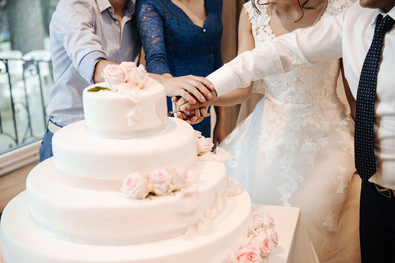 Bride and groom cutting an elegant cake | Source: Pexels