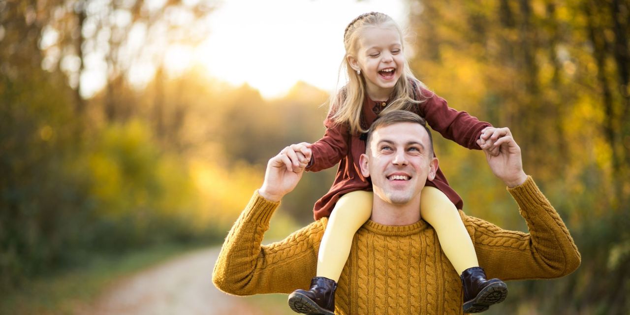 Father and daughter | Source: Magnific