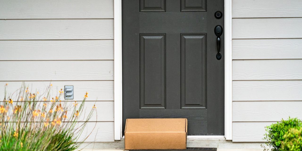 Close-up shot of a parcel lying on a doorstep | Source: Shutterstock