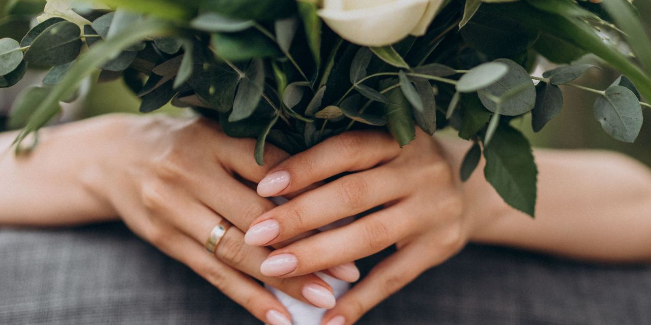 A bride holding a bouquet | Source: Magnific