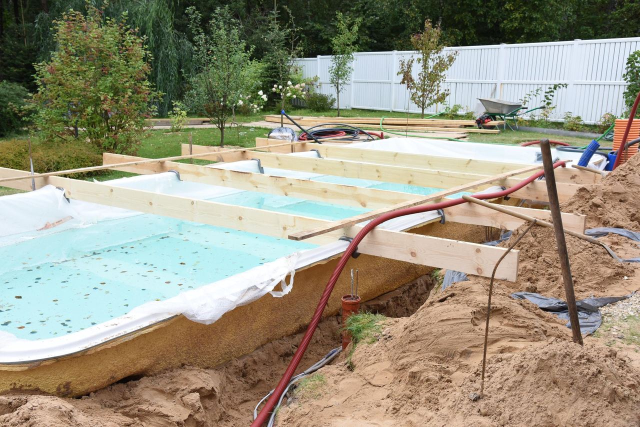 Fiberglass swimming pool construction | Source: Shutterstock